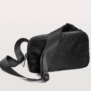 SOLD ❤️ JULY 2019 Lululemon Everywhere Belt Bag